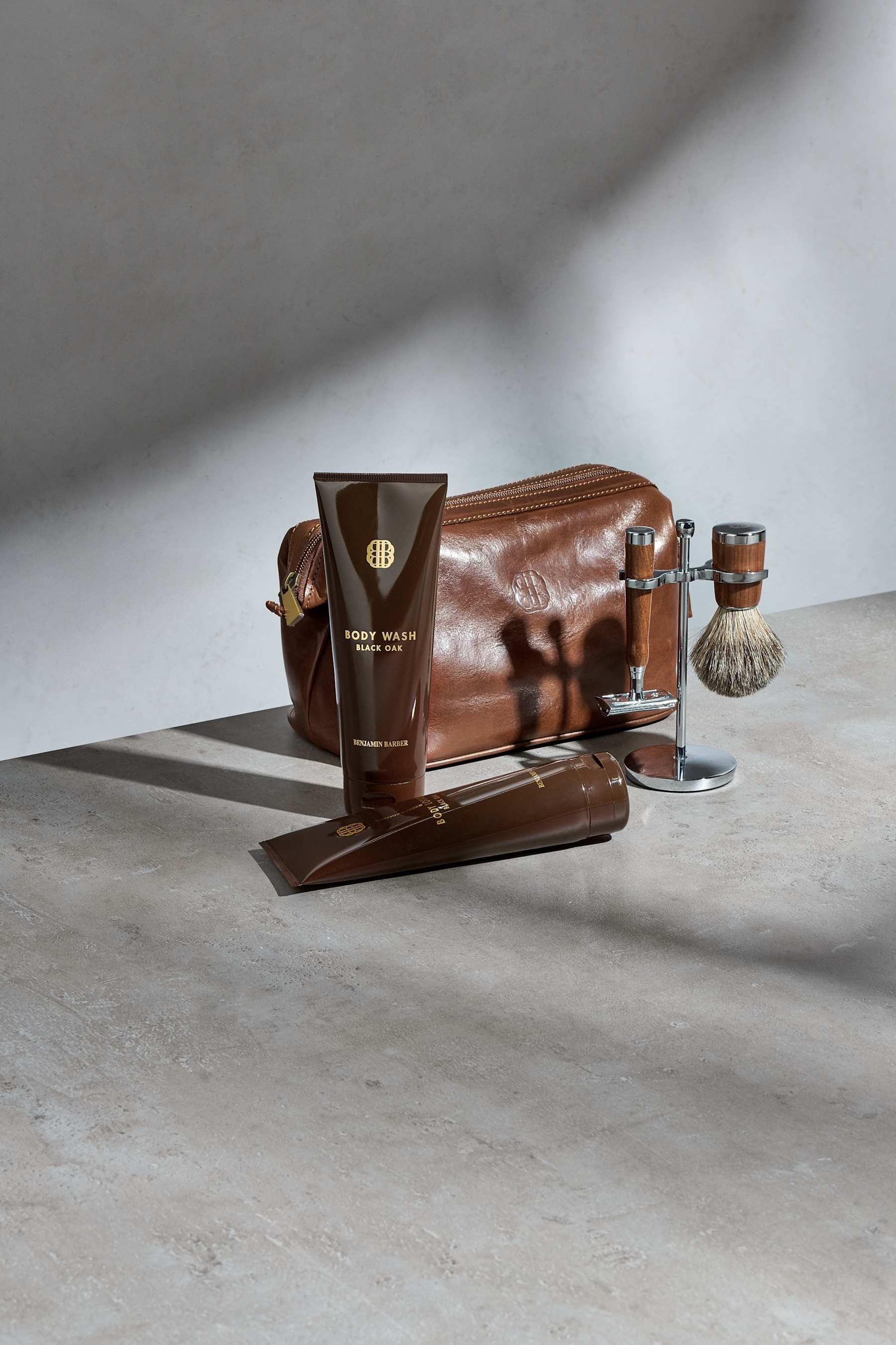 Benjamin Barber Brown Leather Toilet Bag - Image 3